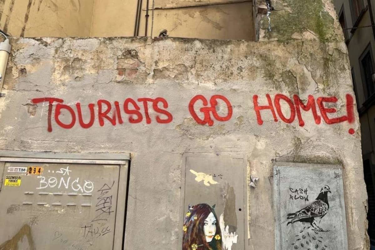 Affitti alle stelle e scritte sui muri contro i turisti: cresce il malcontento a Firenze