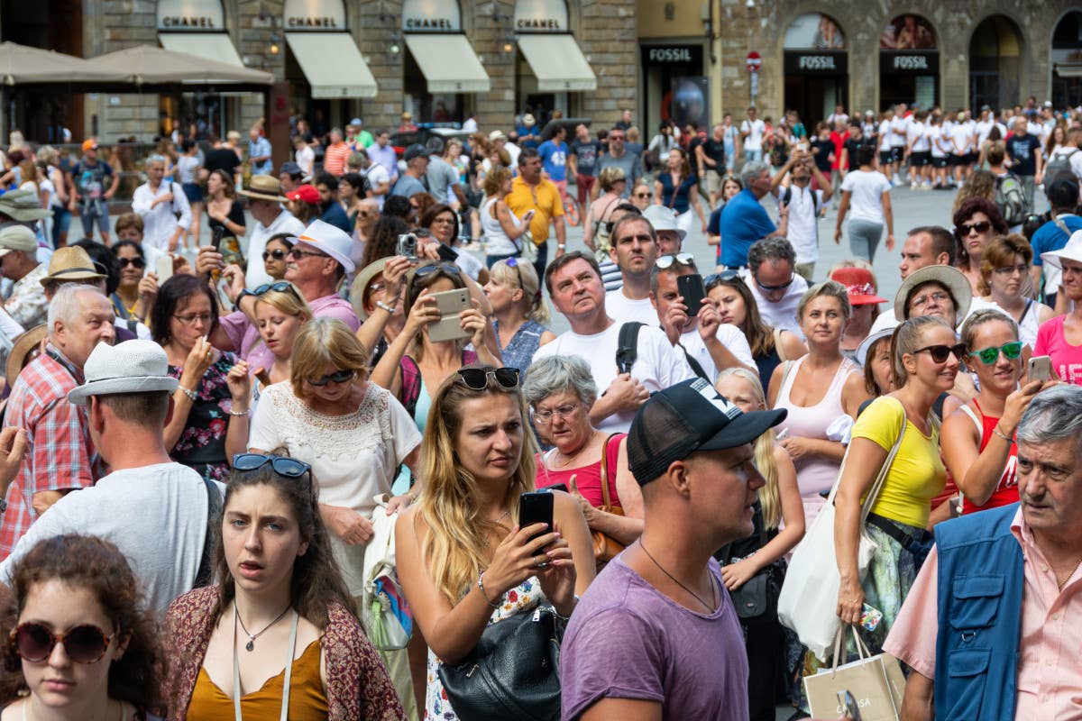 Affitti alle stelle e scritte sui muri contro i turisti: cresce il malcontento a Firenze