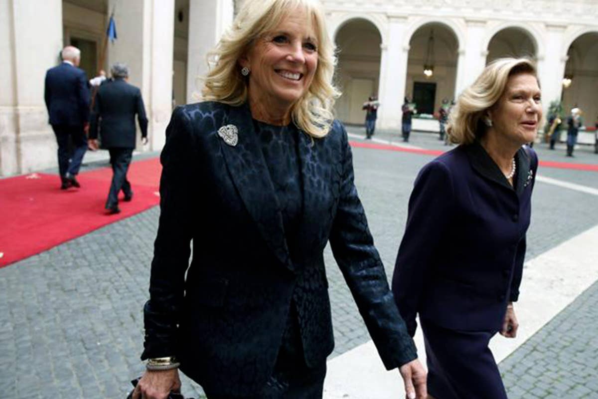 Le first lady Jill Biden e Brigitte Macron La cucina romana conquista i leader di tutto il mondo