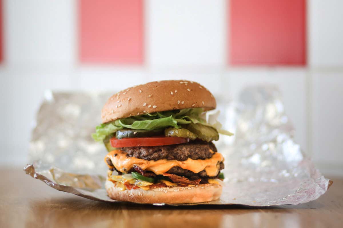 Il panino hamburgher di Five Guys Five Guys cresce: a Milano altri due locali