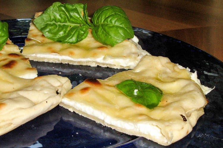 La focaccia di Recco (La focaccia sposa il formaggio Igp A Recco incontro tra eccellenze)