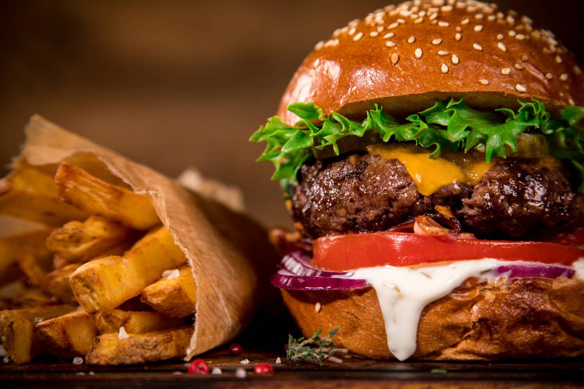 Tra i comfort food più apprezzati c'è l'hamburger La pizza è il comfort food più ordinato a casa e al lavoro