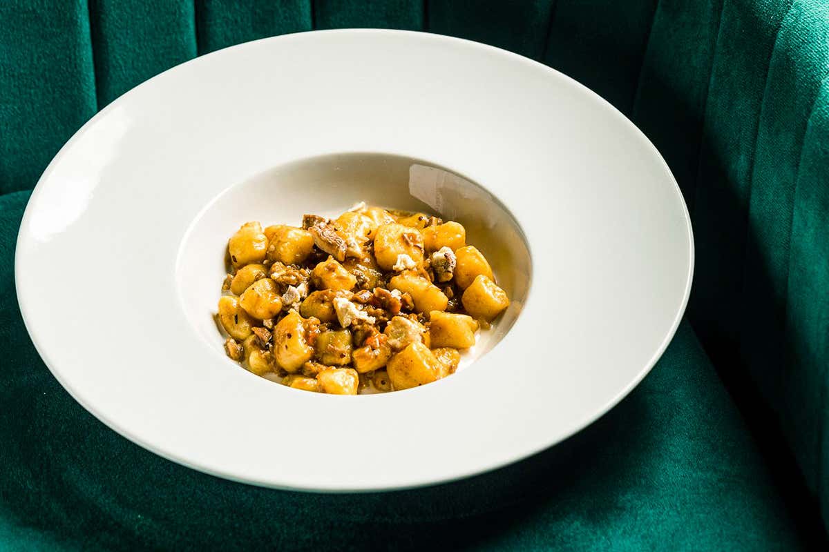 Gnocco, ragout di anatra, crema di Parmigiano Reggiano e castagne 