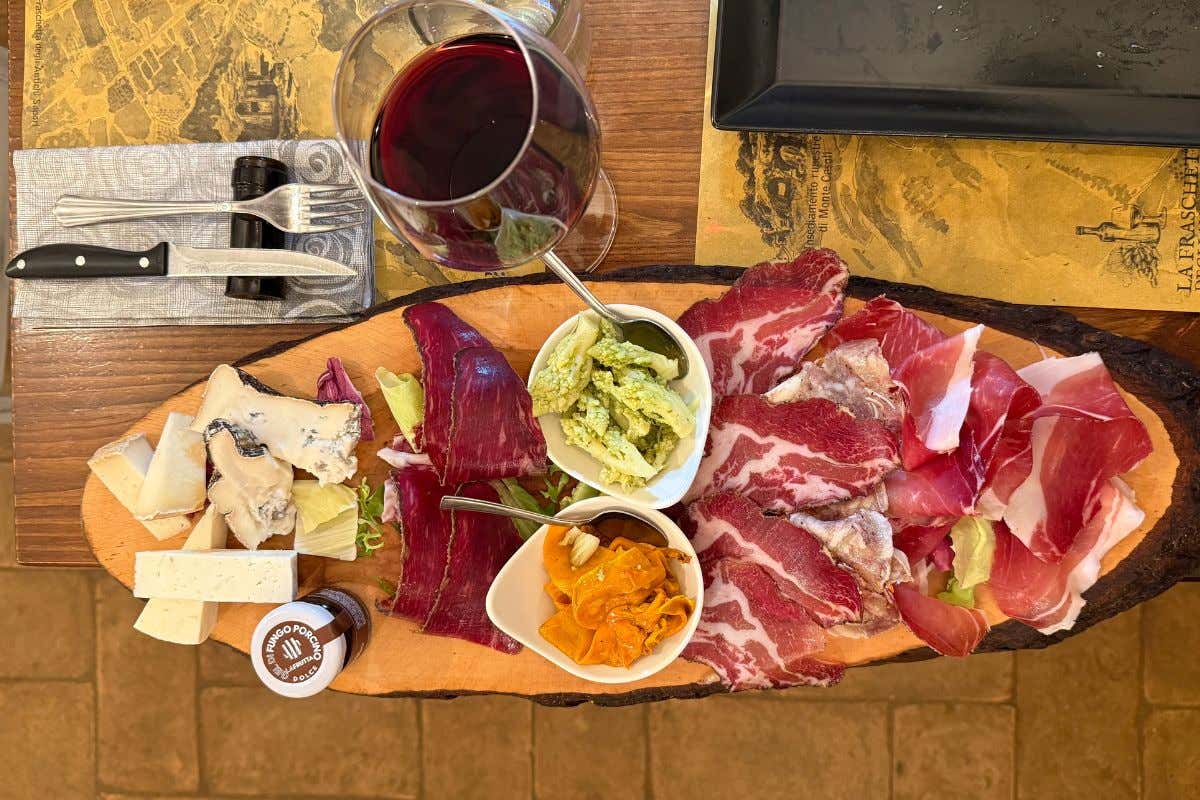 La Fraschetta degli Antichi Sapori, ristorante di cucina tipica scavato nella roccia La Fraschetta degli Antichi Sapori, ristorante di cucina tipica scavato nella roccia