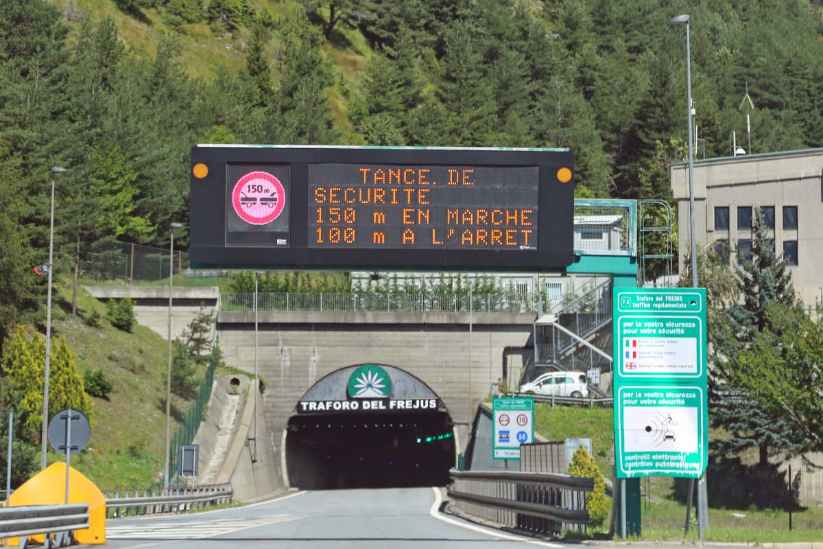 Frutta verdura formaggi e prosciutti &ldquo;prigionieri&rdquo; dei lavori al Monte Bianco