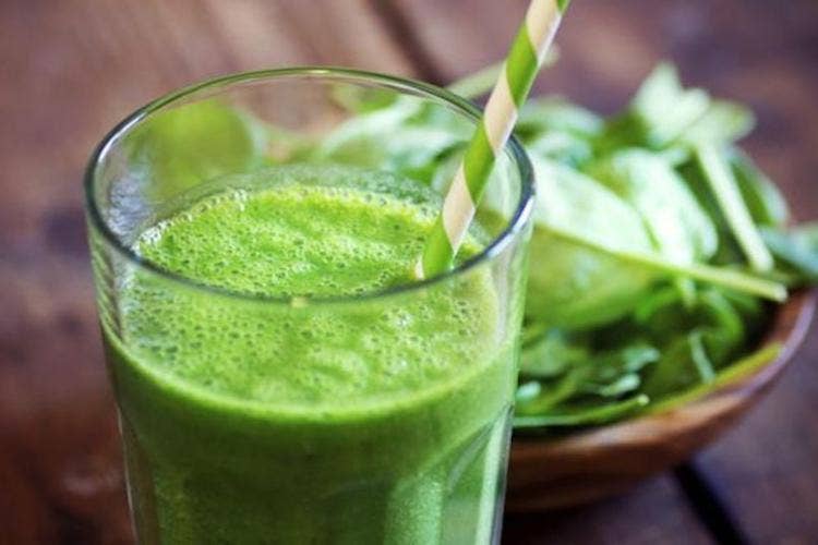 Un succo drenante e antiossidante: la moringa con ananas e cetrioli