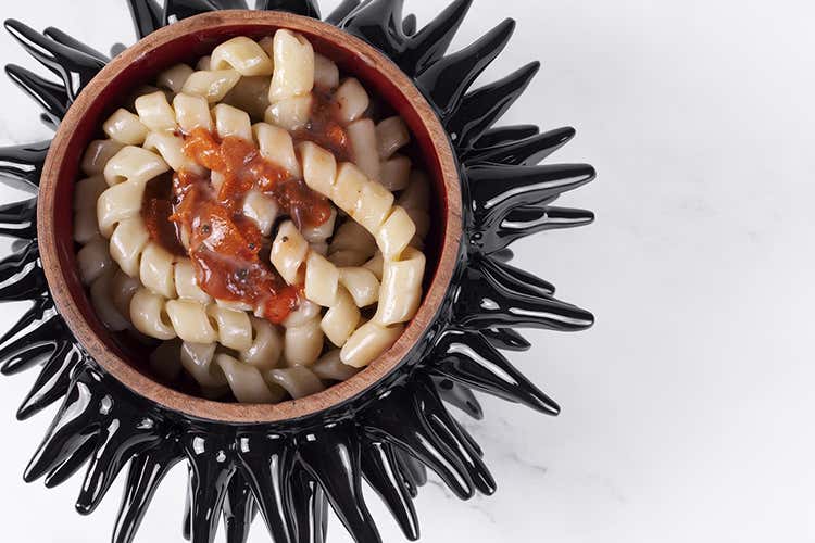 Fusilli fatti a mano, burro di manteca, acciughe e riccio di mare Tra terra e mare a Trani nuovo ristorante di sapori autentici