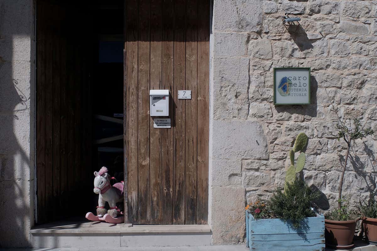 Carmelo Chiaramonte e l’eleganza assoluta dell’informalità di un’osteria rituale Carmelo Chiaramonte e l’eleganza assoluta dell’informalità di un’osteria rituale