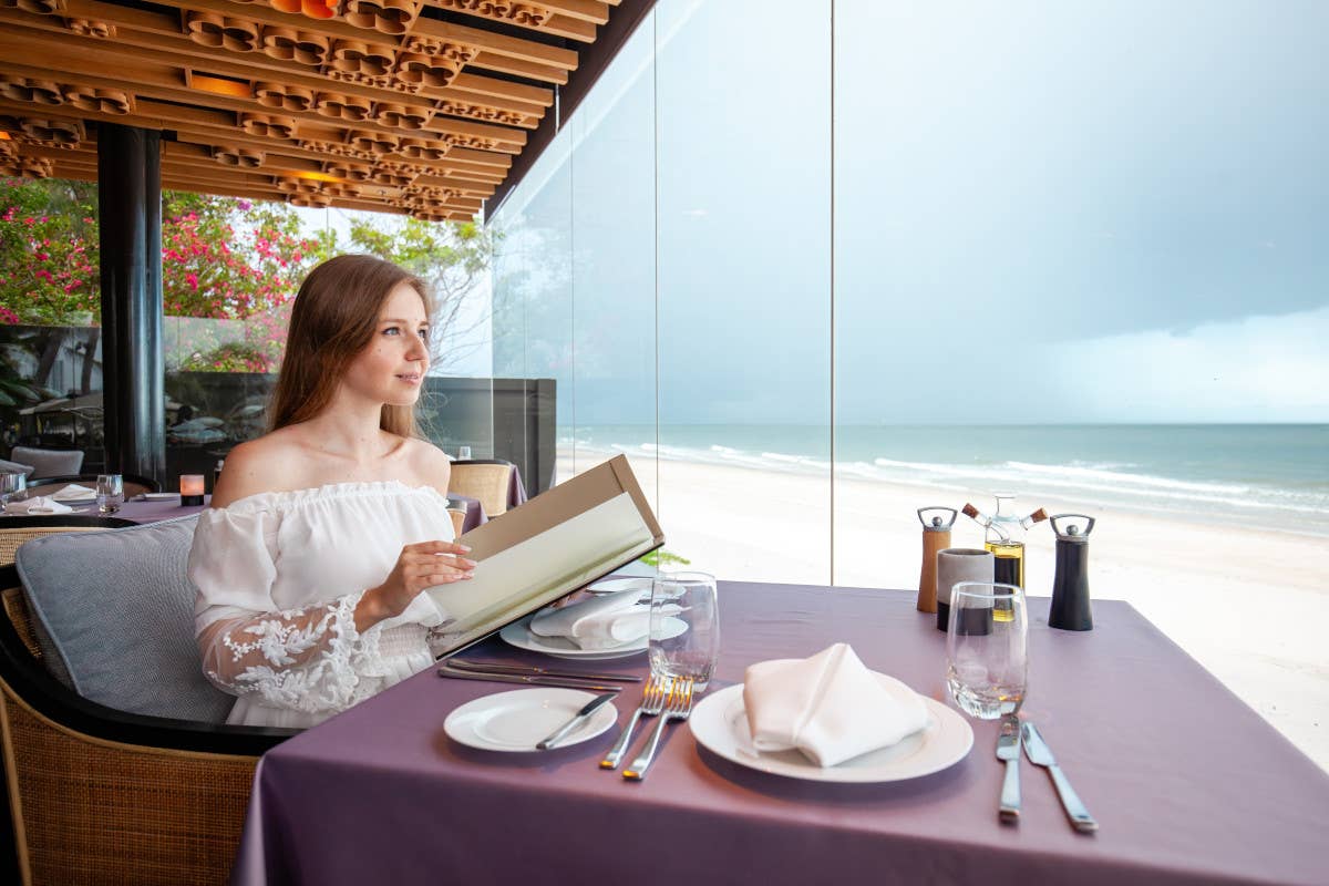 Galateo in spiaggia: come comportarsi sotto l'ombrellone, al bar e al ristorante