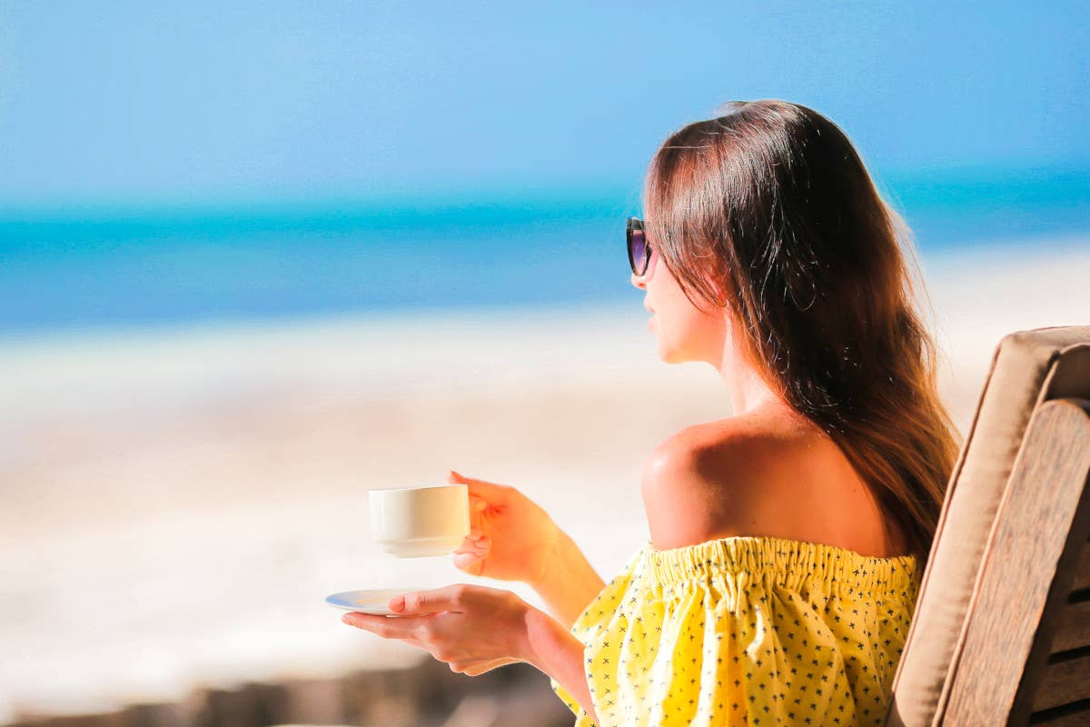 Galateo in spiaggia: come comportarsi sotto l'ombrellone, al bar e al ristorante