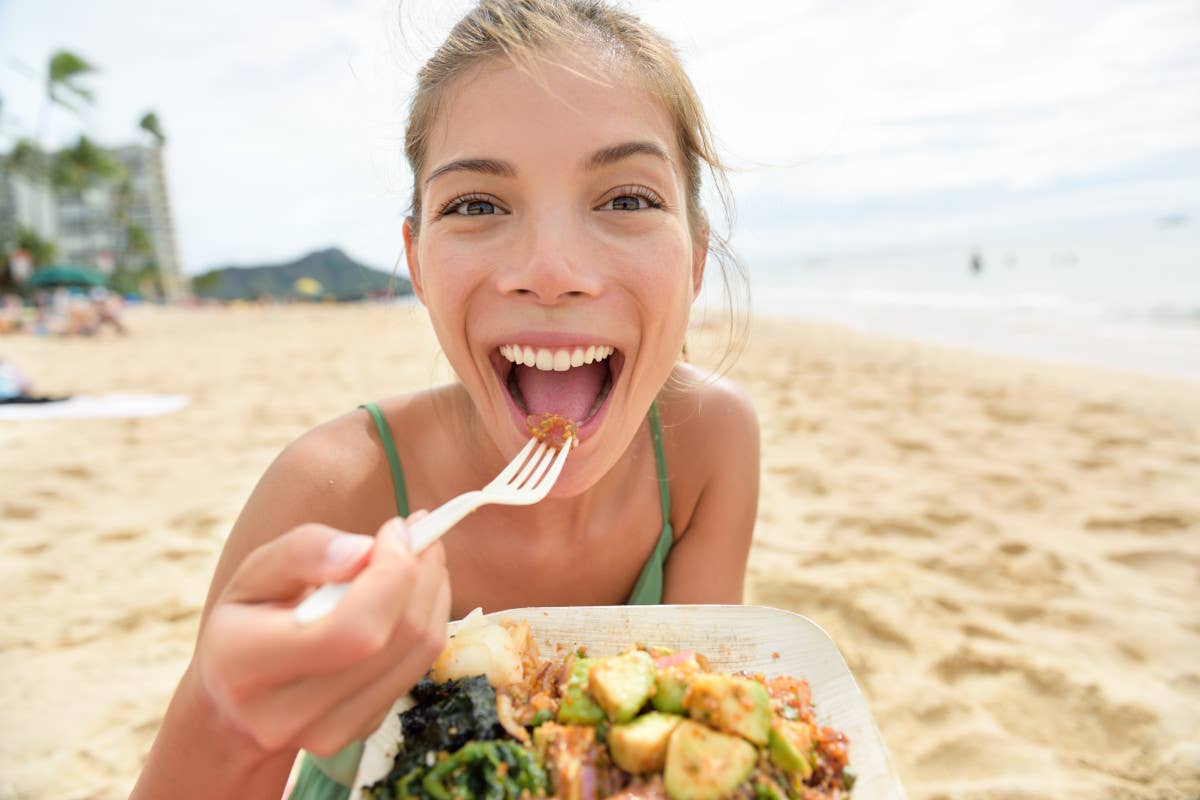 Galateo in spiaggia: come comportarsi sotto l'ombrellone, al bar e al ristorante