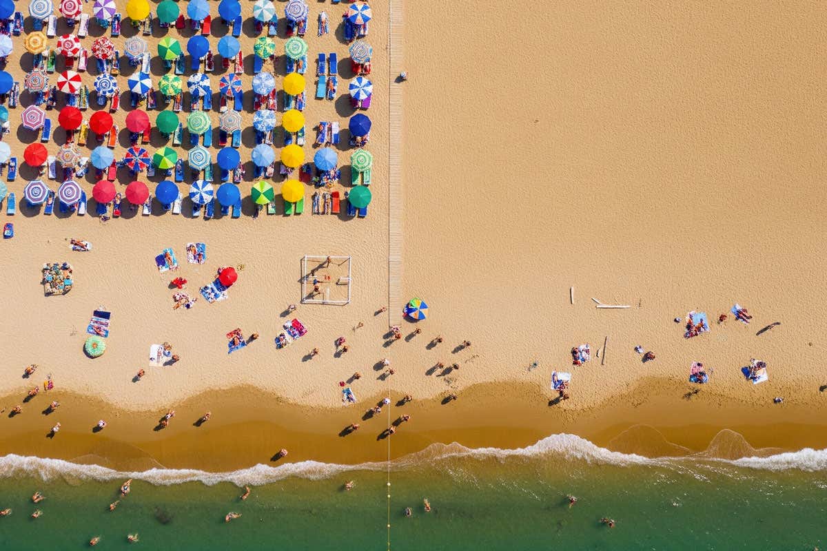 Ferragosto 2025, l'Italia divisa: tra chi può permettersi la vacanza e chi resta a casa