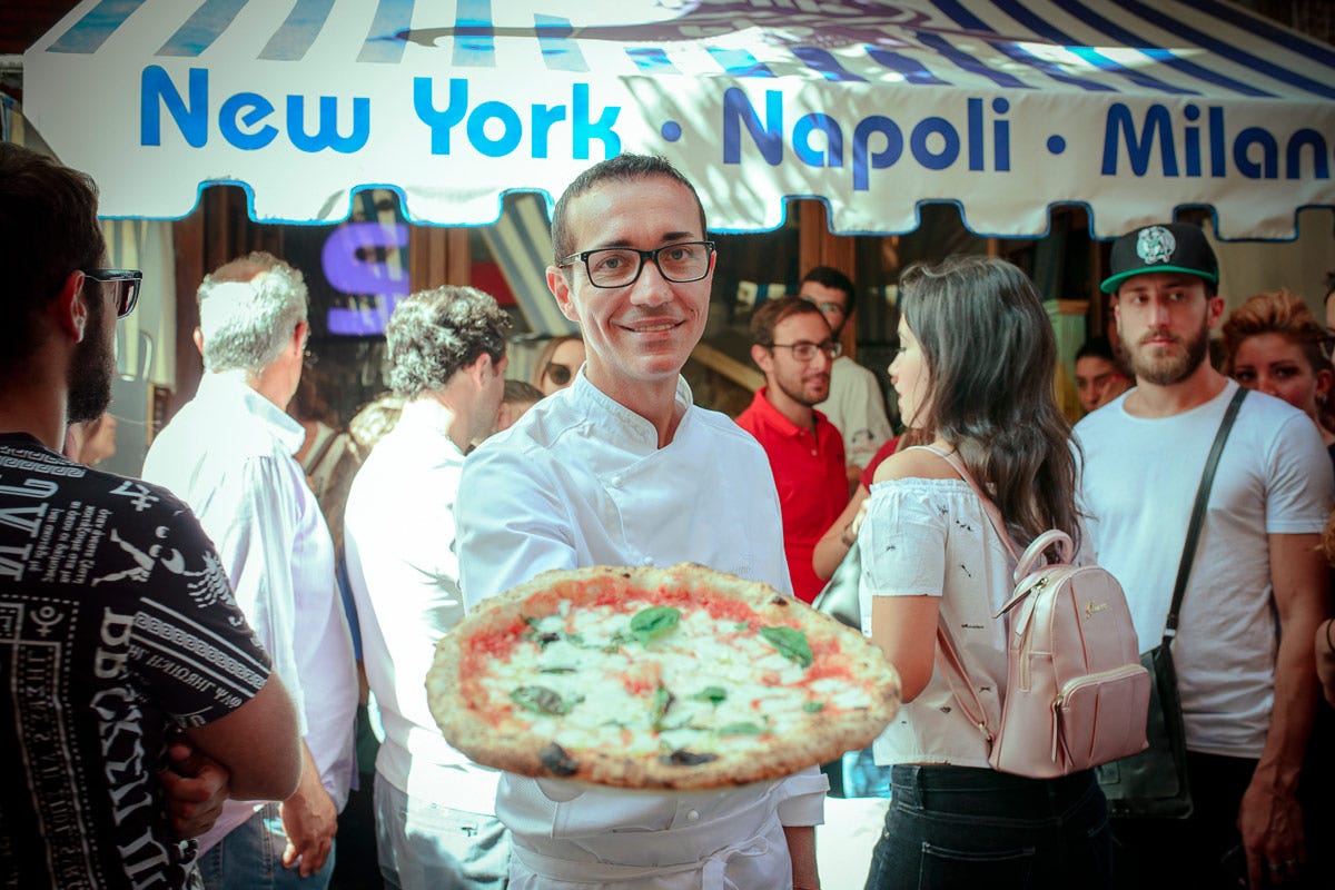 Gino Sorbillo crea la pizza con il granchio blu, ma dai social piovono critiche