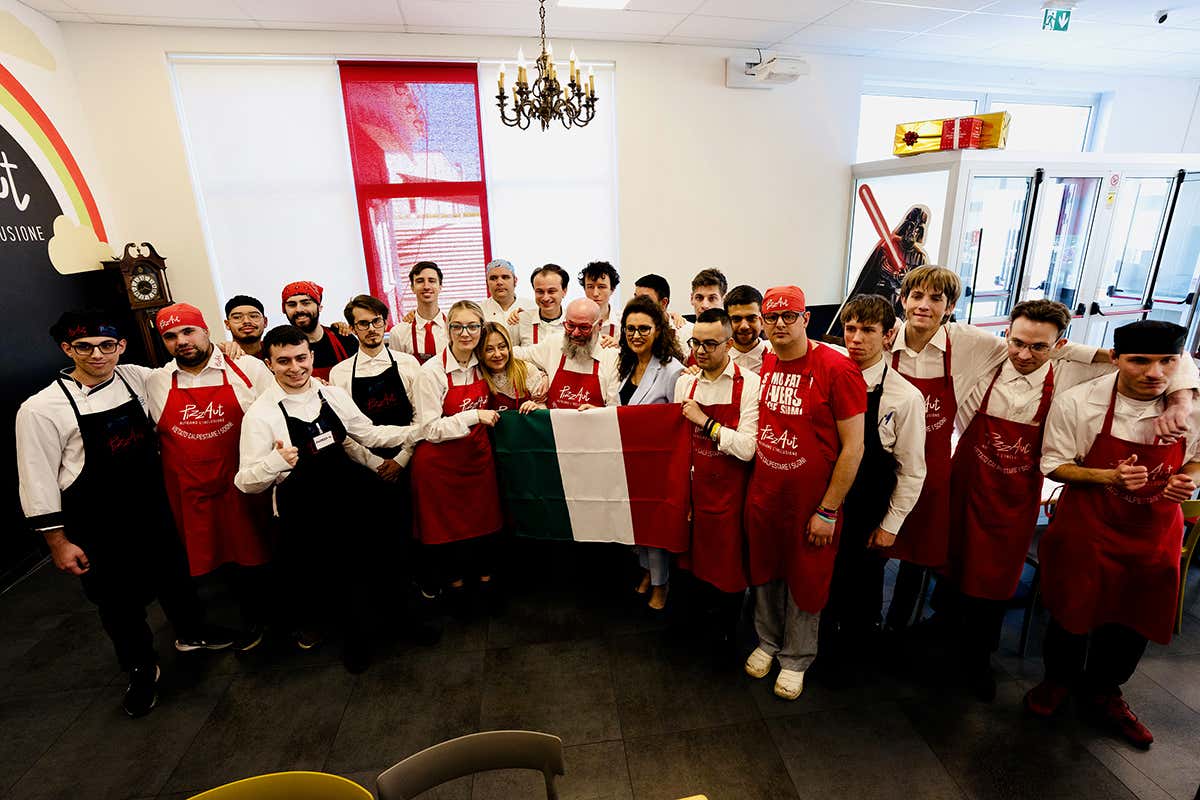Giorgia Meloni con i ragazzi di Pizza Aut durante la giornata del Primo Maggio Meloni a PizzAut per il Primo Maggio: incontro con i ragazzi autistici a Monza