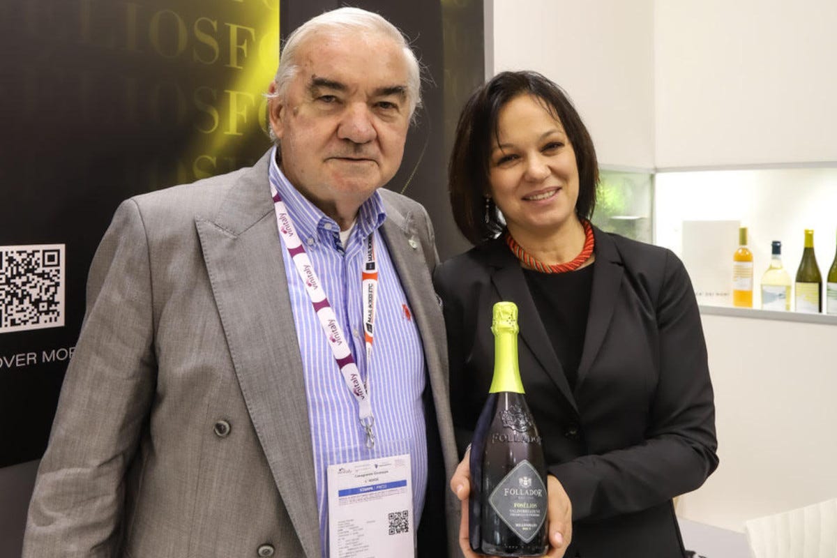 Cristina Follador insieme a Giuseppe Casagrande, autore dell'articolo Follador Wines, 250 anni di storia nel cuore delle colline del Prosecco