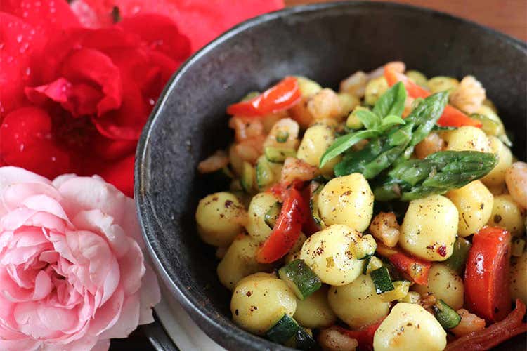 Gnocchi al caff&egrave; con gamberetti e verdure croccanti