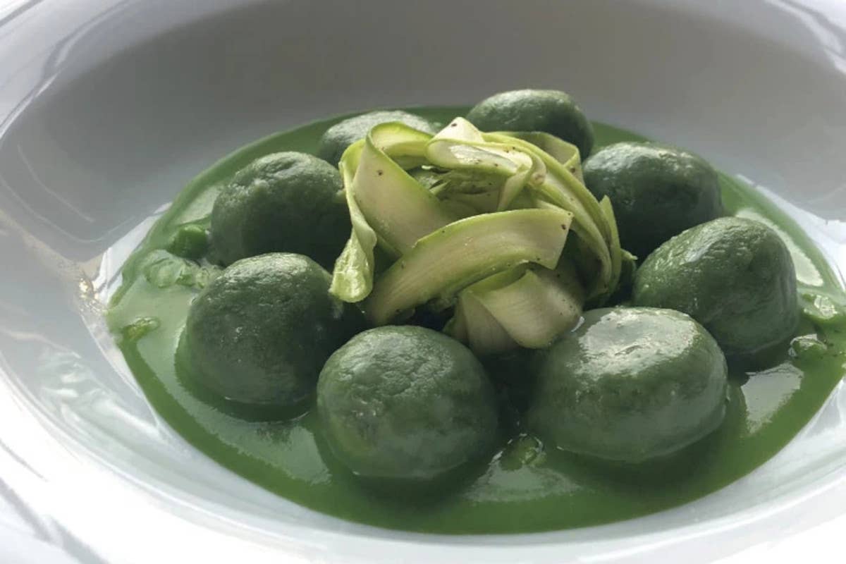 Gnocchi di patate alle ortiche ripieni alla robiola ed insalata di asparagi