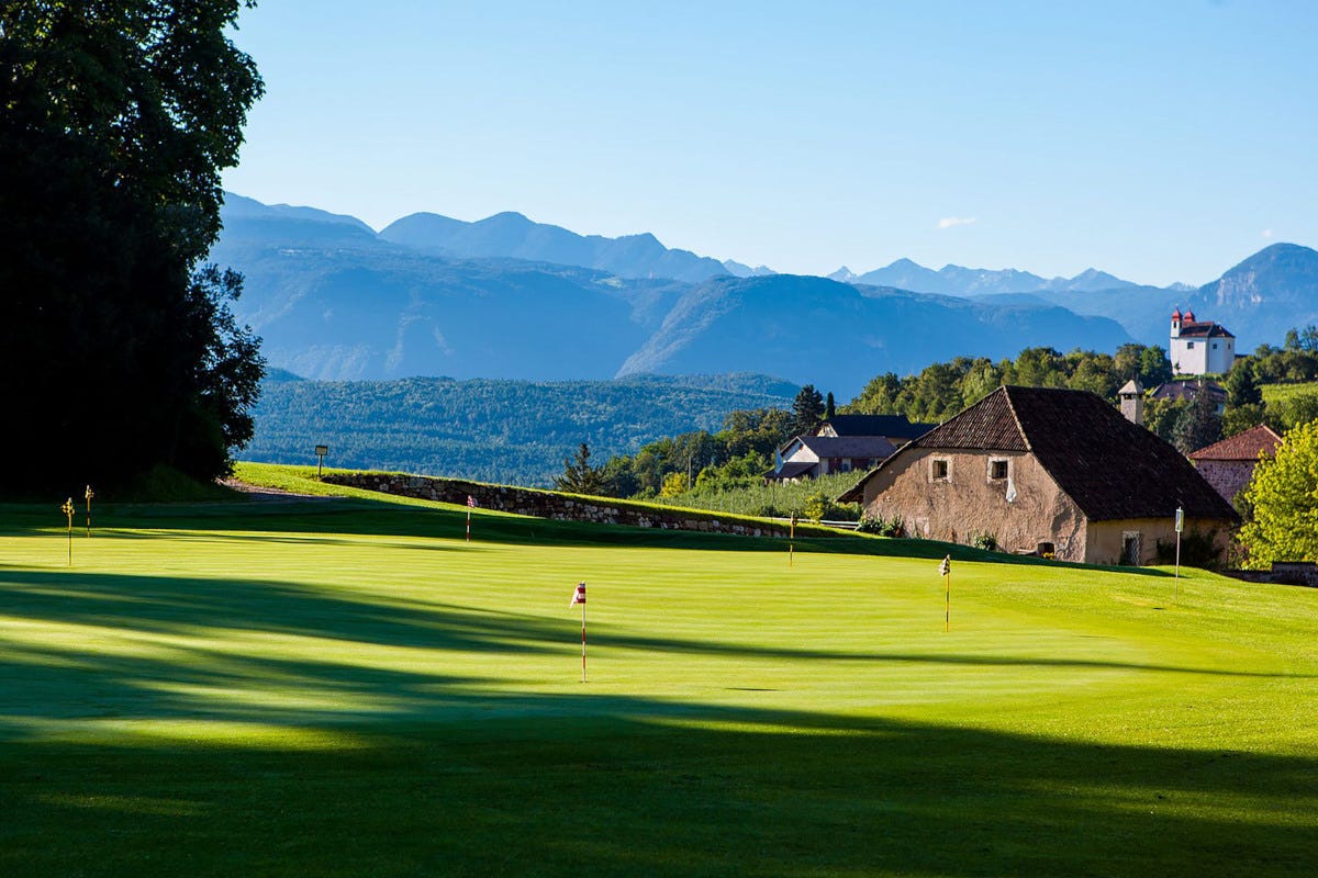 Golf in quota l'Alto Adige d'autunno, boschi infuocati con le Dolomiti sullo sfondo