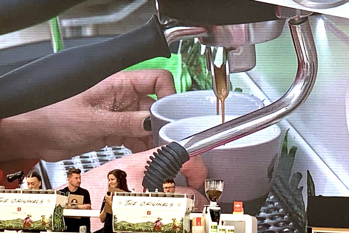 Un femo immagine della gara. Il grande schermo ne ha mostrato i dettagli Da Dubai a Vienna: a Raffy Vajio la prima edizione della Meinl Barista Cup