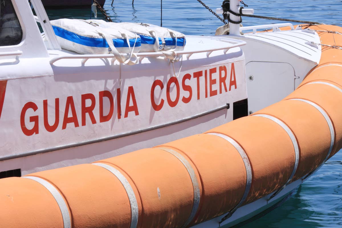 Guardia Costiera, sequestrate 100 tonnellate pesce Guardia Costiera sequestrate 100 tonnellate pesce e multe per 1 milione di euro