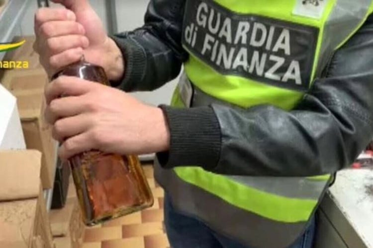 Una delle bottiglie sequestrate Alcolici di contrabbando dal Sud America: sequestrate migliaia di bottiglie