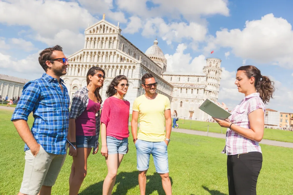 Una guida turistica e dei visitatori a Pisa Giornata internazionale della guida turistica: il settore riparte visitando gratuitamente l'Italia