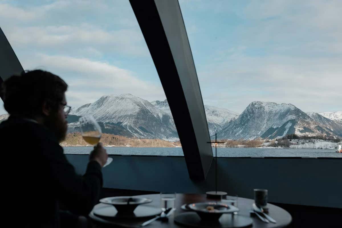 Il ristorante galleggiante nel fiordo di Hardanger che sembra un occhio di salmone Il ristorante galleggiante nel fiordo di Hardanger che sembra un occhio di salmone
