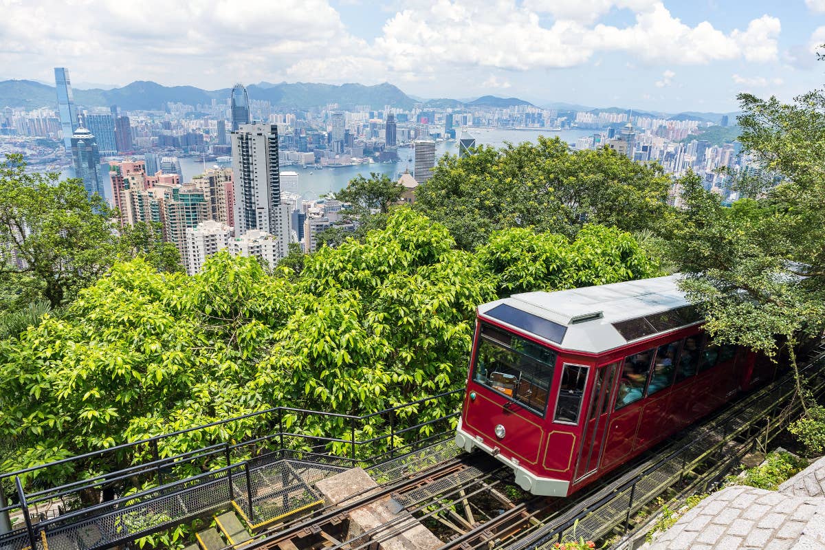 Il Peak Tram di Hong Kong Hong Kong, riapre la storica funicolare panoramica