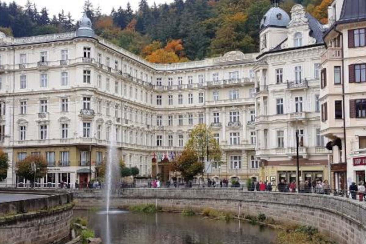 Il Grandhotel Pupp di Karlovy Vary. Accanto scorre il fiume Teplà