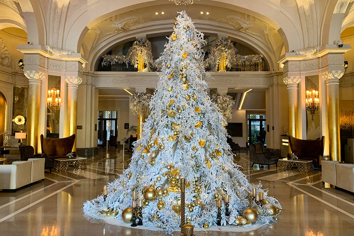 L’albero alto 5 metri nella hall dell’hotel Metropol Natale a Montecarlo: mare, luci e cucina stellata