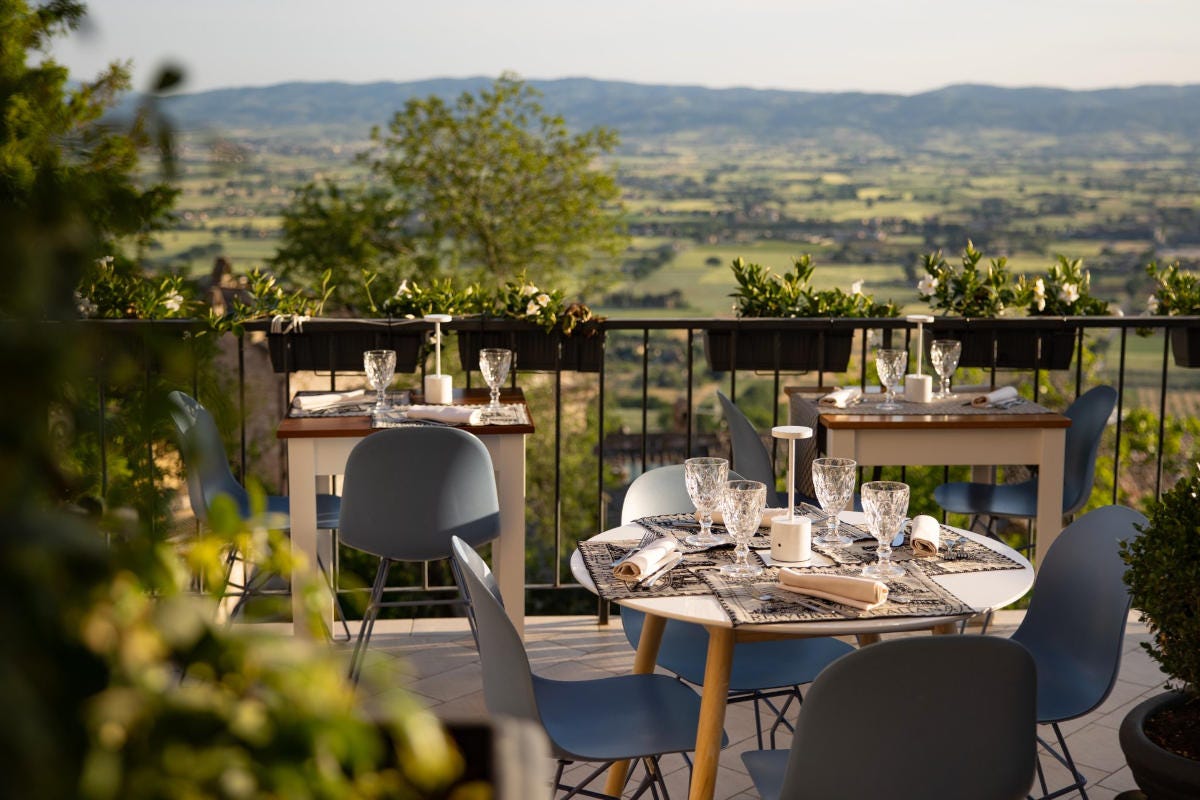 La vista sulle colline attorno ad Assisi dal ristorante dell'hotel Posta Panoramic Hotel Posta Panoramic: ad Assisi tra religione cammini e gastronomia