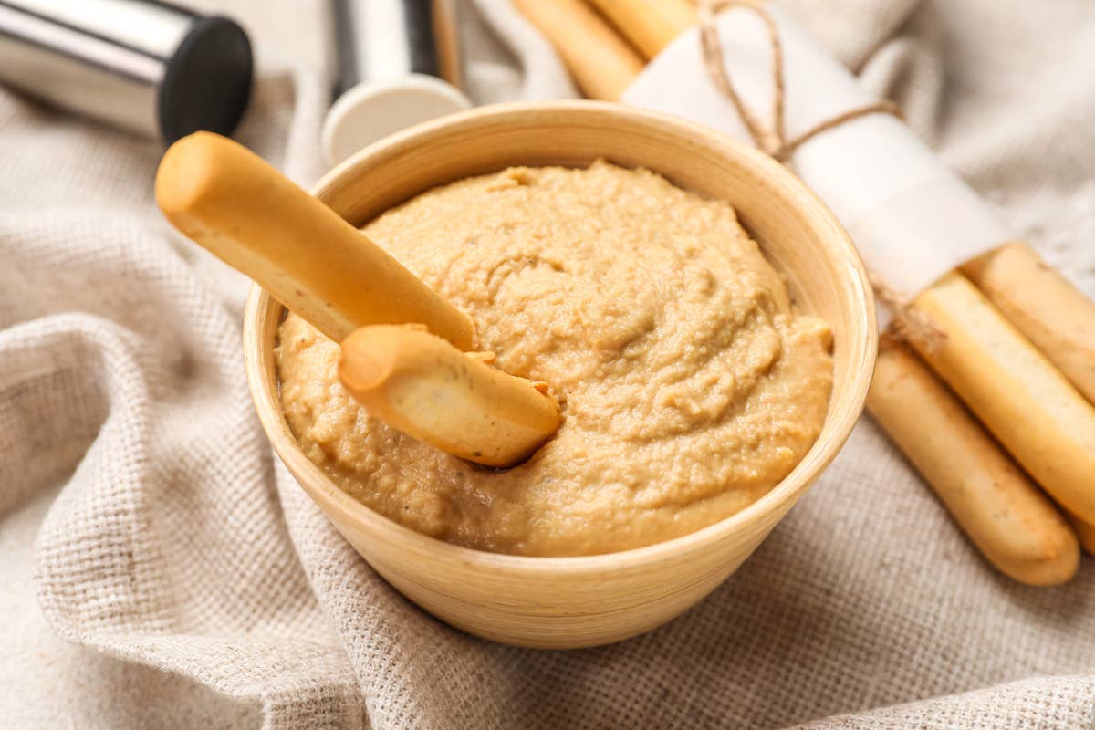 Le proprietà alimentari dell'hummus lo rendono un cibo ottimo per la salute Hummus piatto della condivisione e ricco di proprietà benefiche