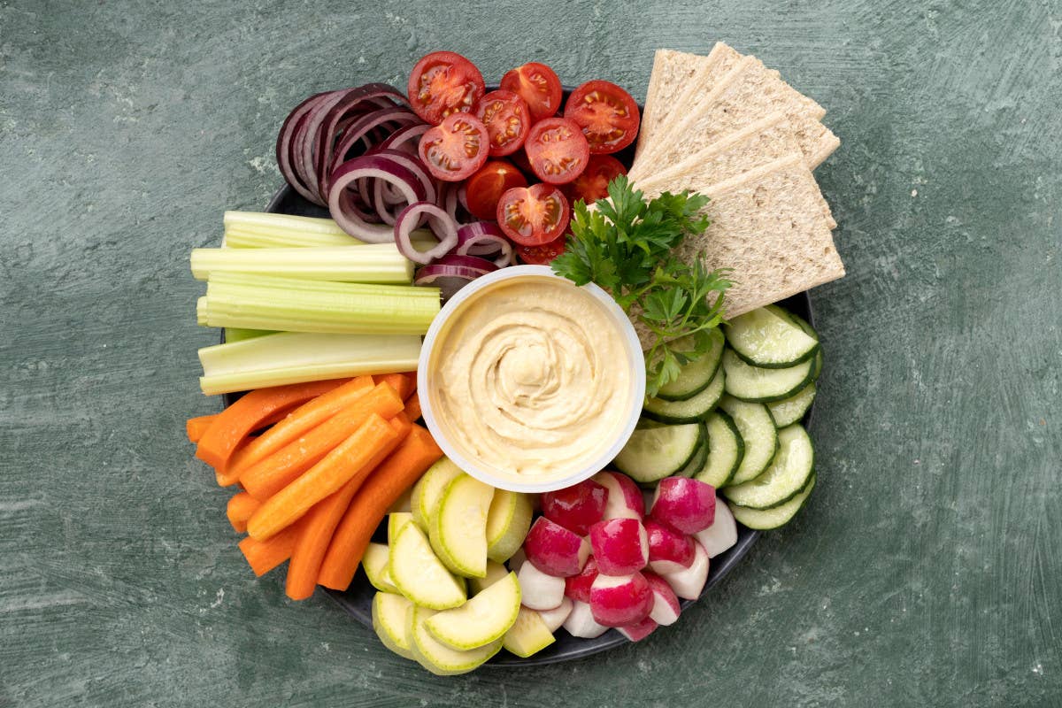 L'hummus è un alimento che si sposa bene con una grande quantità di ingredienti Hummus piatto della condivisione e ricco di proprietà benefiche