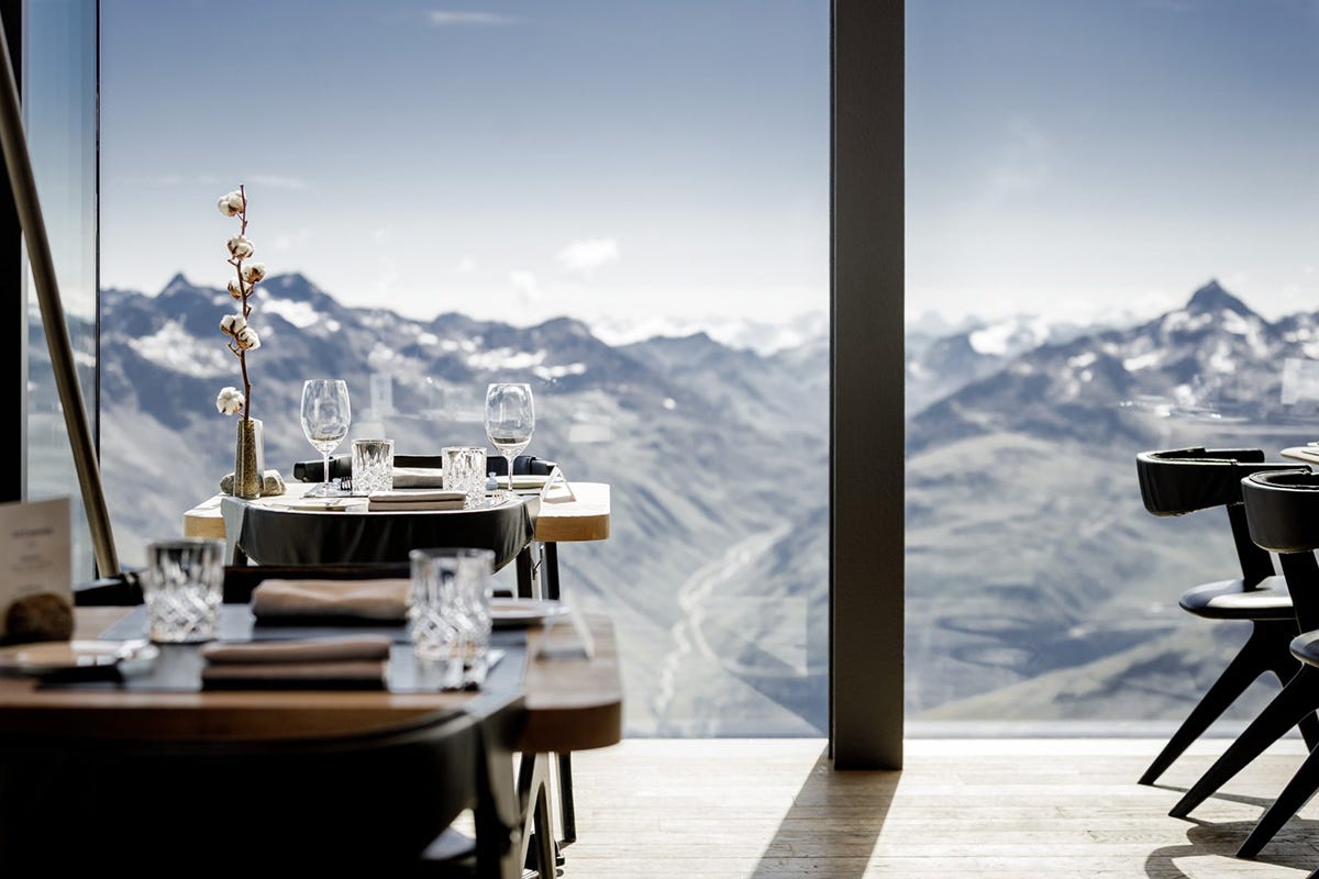 Ice Q è il ristorante gourmet che si trova a 3.048 metri  Valle dell’Ötztal, estate in montagna tra mummie, bici e agenti segreti