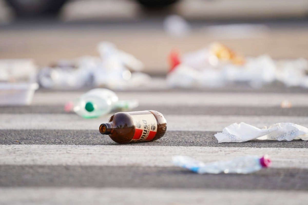 Ichnusa contro l'abbandono delle bottiglie: «Se dovete inquinare non beveteci»
