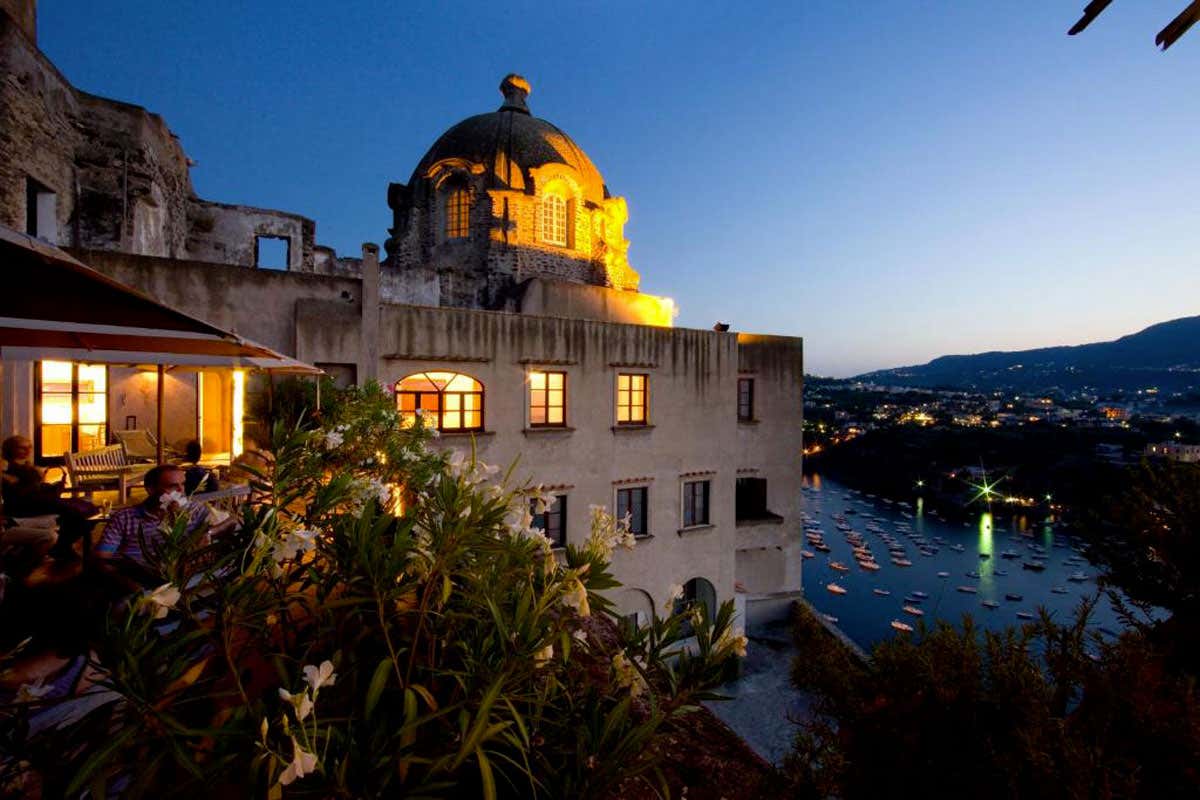 A Ischia c’è un luogo dove puoi cenare sospeso sul mare e dormire in un ex convento A Ischia c’è un luogo dove puoi cenare sospeso sul mare e dormire in un ex convento