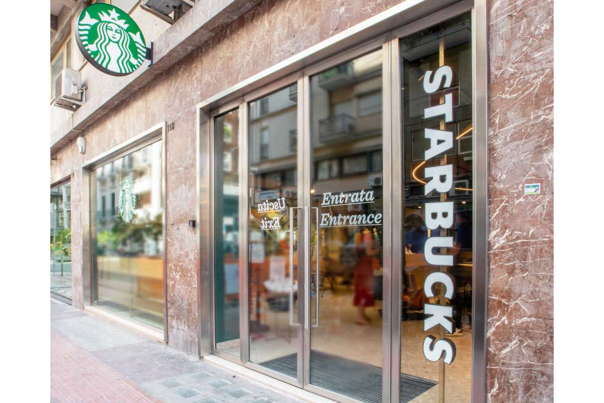 L'ingresso del locale Starbucks di Bari Starbucks arriva a Bari prima apertura in Puglia
