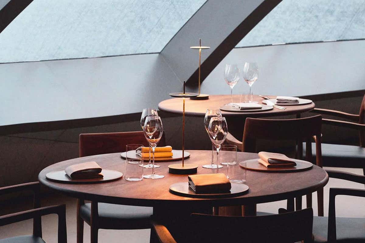 Il ristorante galleggiante nel fiordo di Hardanger che sembra un occhio di salmone Il ristorante galleggiante nel fiordo di Hardanger che sembra un occhio di salmone