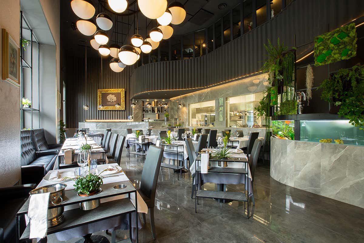 L'elegante sala del nuovo Corallium La cucina mediterranea moderna del nuovo Corallium