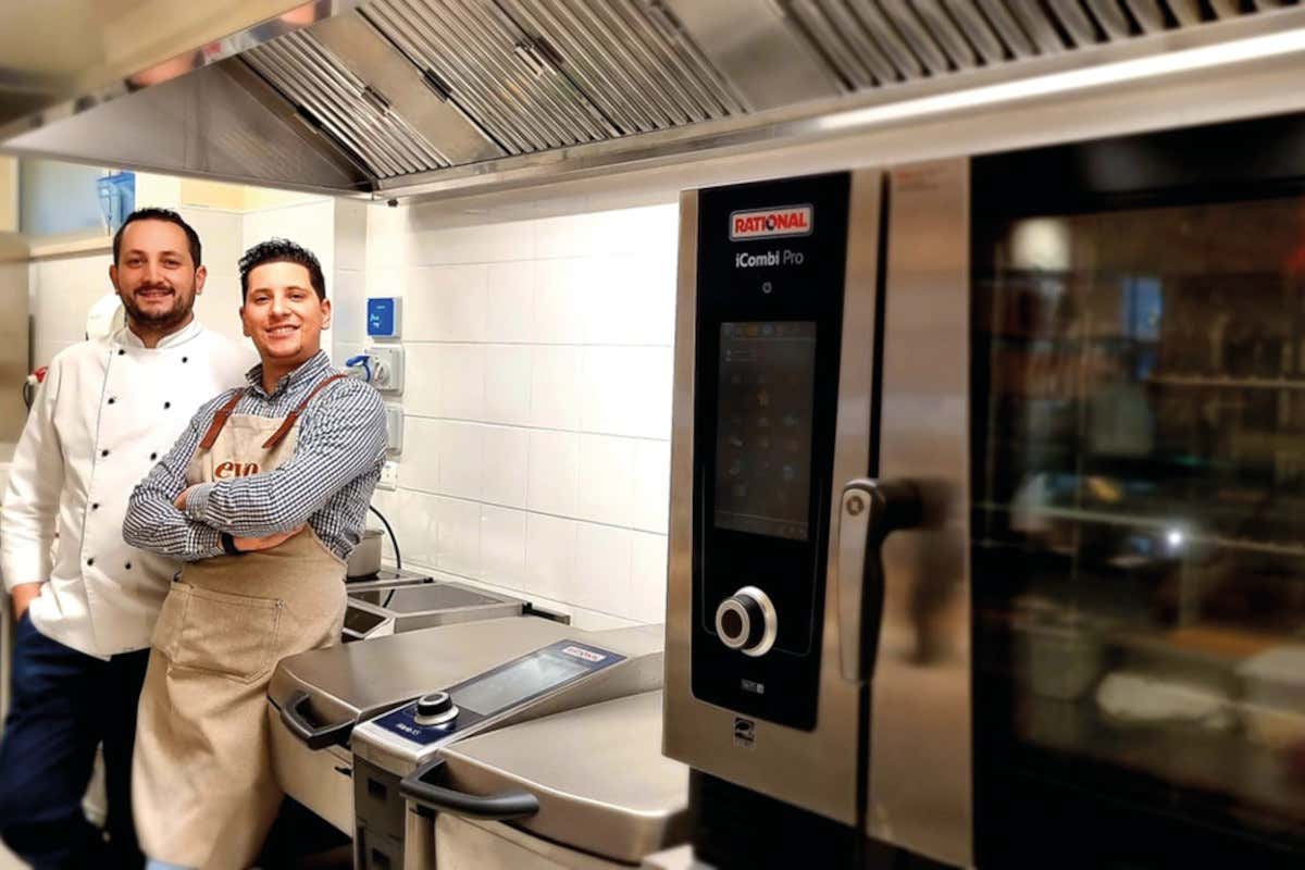 Jacopo e Marco Sacchetto in cucina Pranzo originale o aperitivo di livello? C'&egrave; Evo Laboratorio Gastronomico