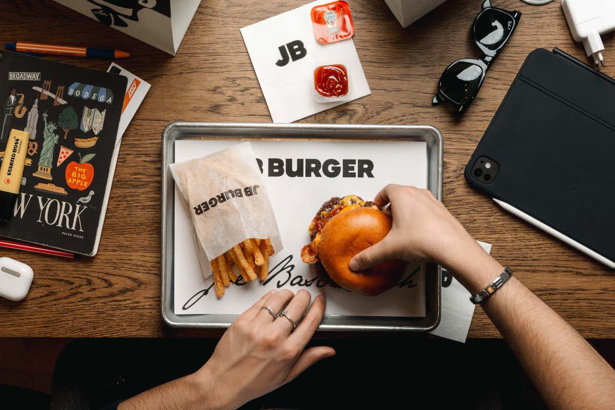 Oltre i centri commerciali, Bastianich porta i suoi burger nel centro di Torino