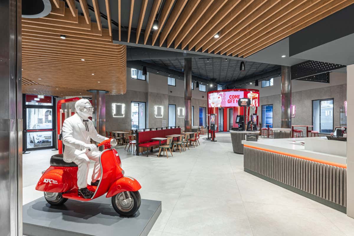 Kfc apre a Roma il suo primo flagship store in Italia: è il più grande d’Europa