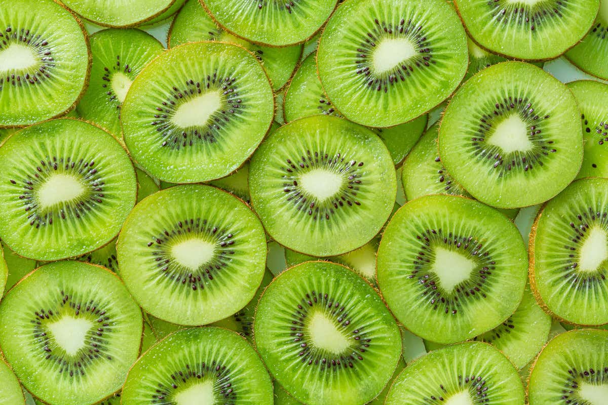 Kiwi: perché fa bene, quando evitarlo e come usarlo a tavola Kiwi: perché fa bene, quando evitarlo e come usarlo a tavola
