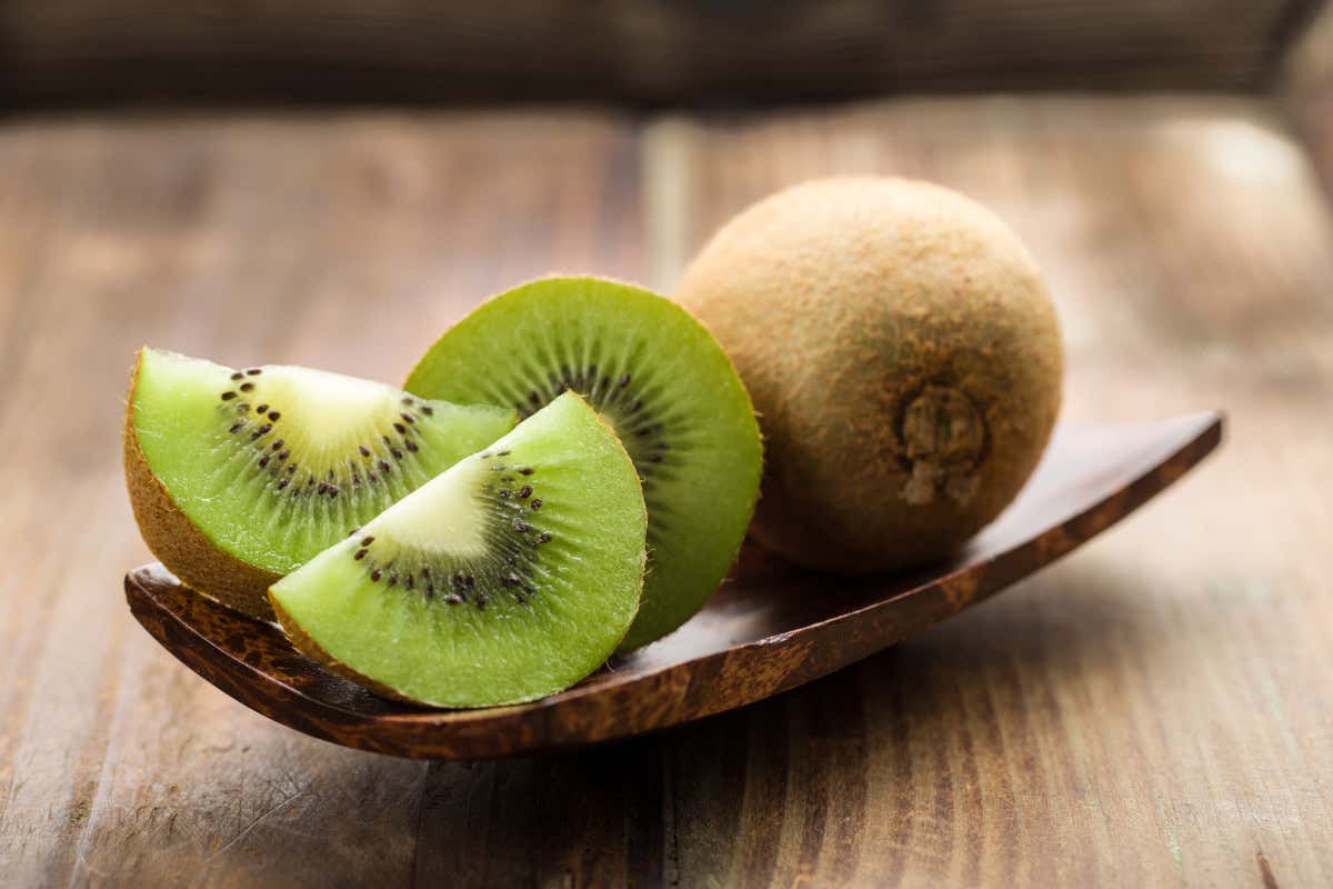 Kiwi: perché fa bene, quando evitarlo e come usarlo a tavola Kiwi: perché fa bene, quando evitarlo e come usarlo a tavola