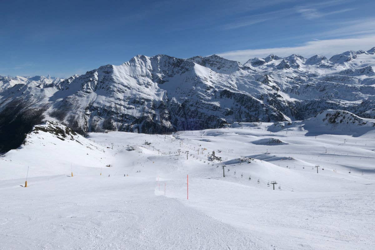 a La Thuile i boschi incutono ancora rispetto, la neve cade dove le pare e il vento non chiede il permesso a nessuno La Thuile svela il lato wild del Monte Bianco