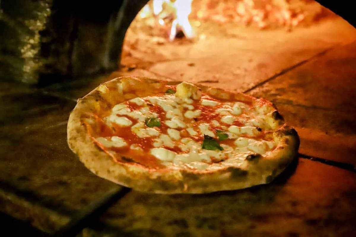 La Piedigrotta di Varese: dove la pizza si trasforma in lasagna, tiramisù e hot-dog