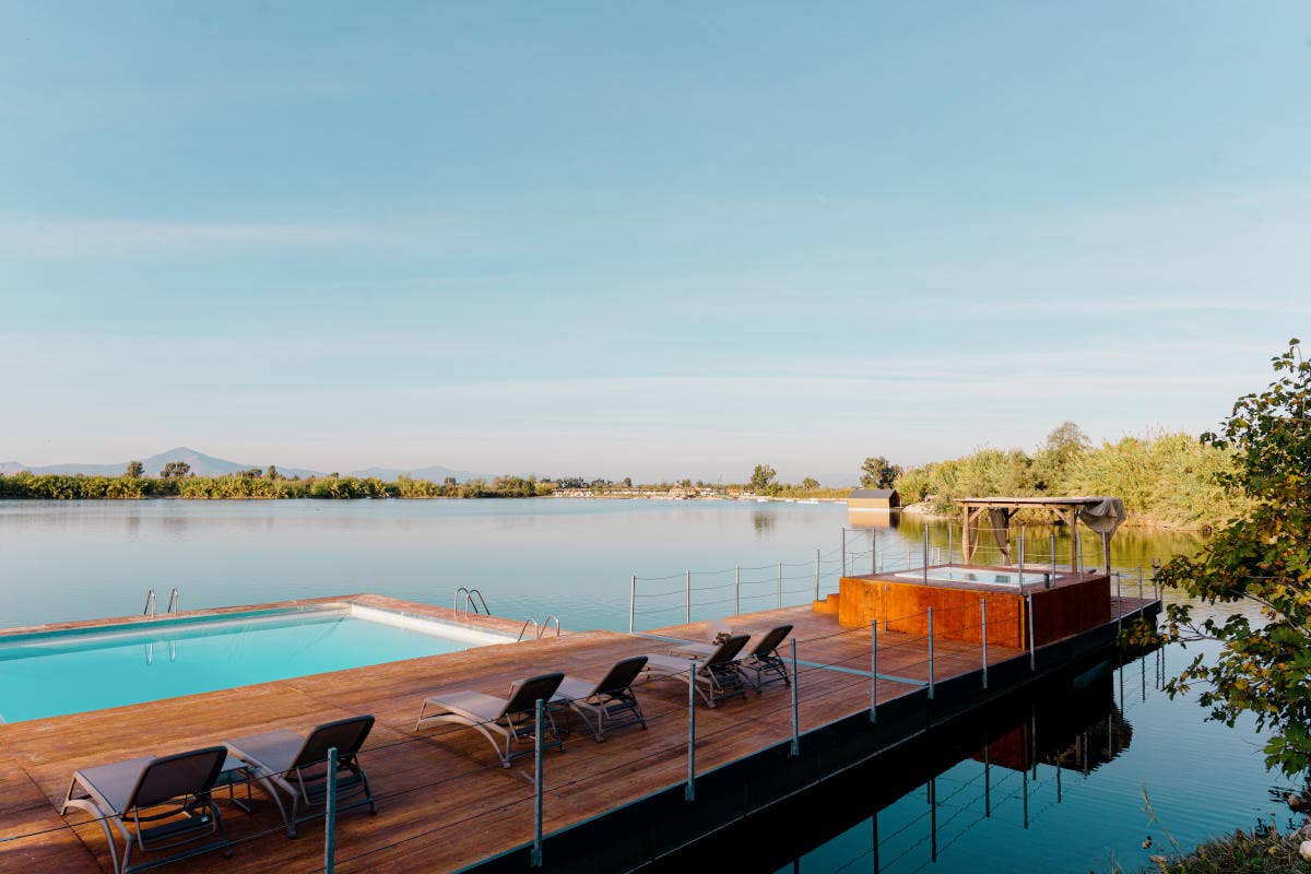 Lago e piscina si fondono ai Laghi Nabi Un tuffo nella natura: dieci piscine outdoor con vista panoramica in tutta Italia