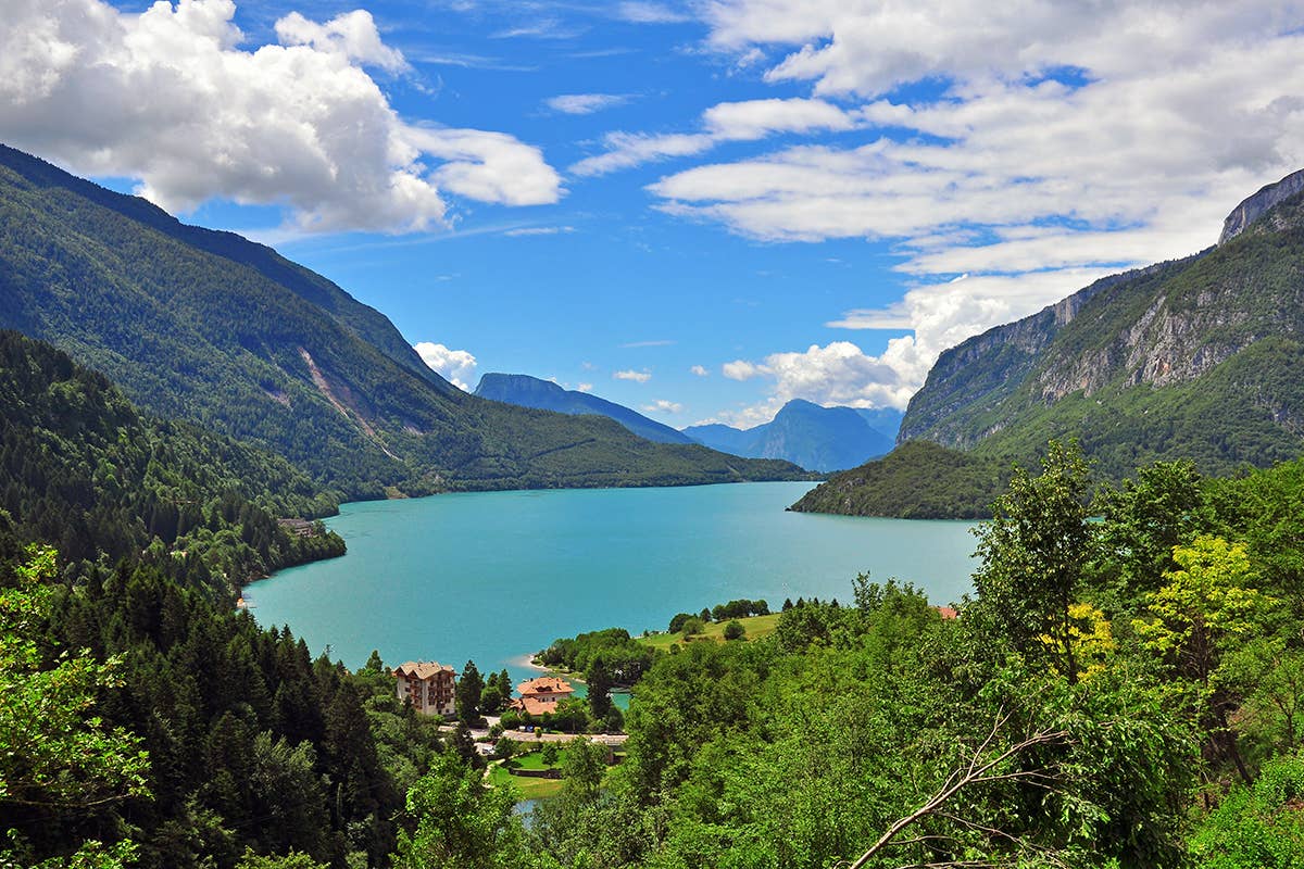 Il lago di Molveno in Trentino-Alto Adige 5 Vele per Toscana e Sardegna, qui il miglior mare per Legambiente