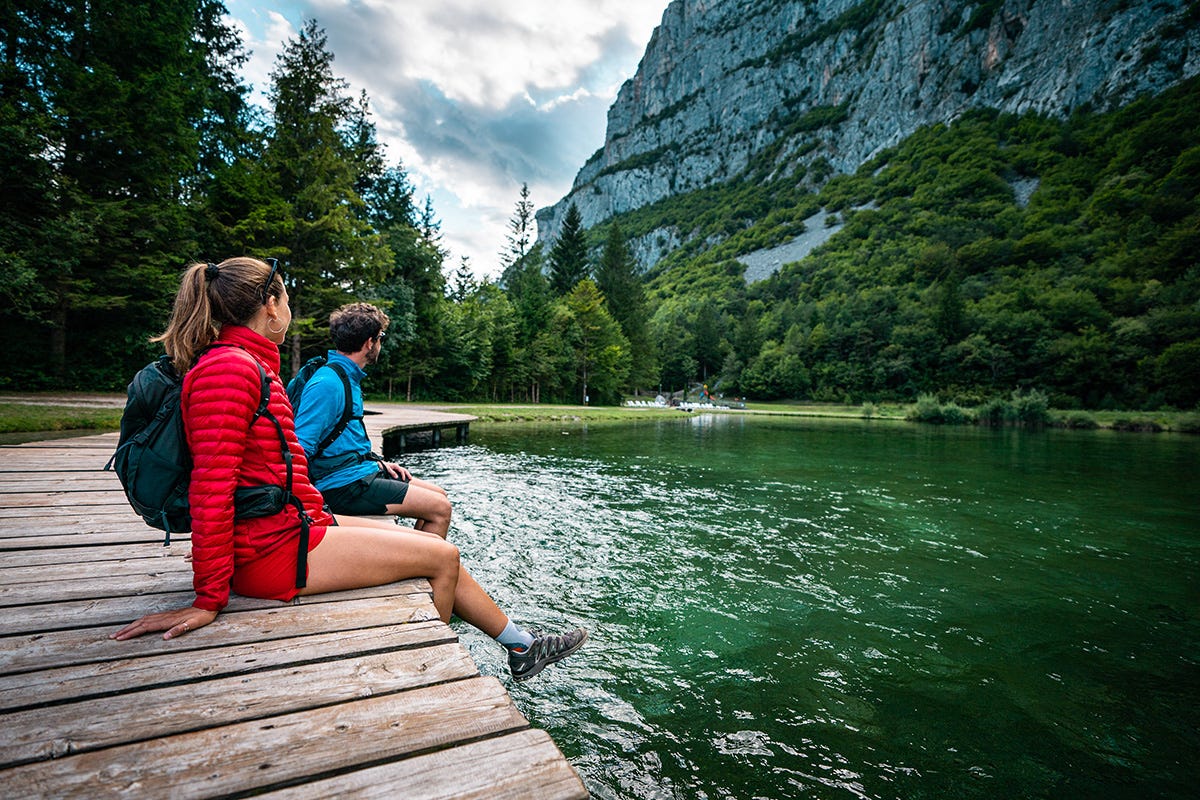 Relax contemplativo in riva al Lago di Nembia Dolomiti Paganella, un sogno a occhi aperti
