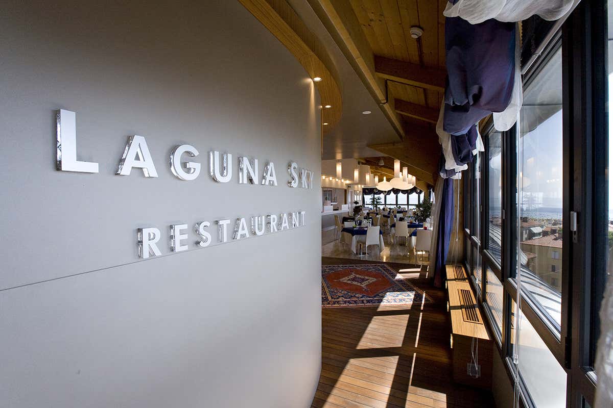 Laguna Sky Restaurant, il ristorante sospeso tra cielo e mare Laguna Sky Restaurant, i sapori di Grado con vista mozzafiato Laguna Sky Restaurant, il ristorante sospeso tra cielo e mare Laguna Sky Restaurant, i sapori di Grado con vista mozzafiato